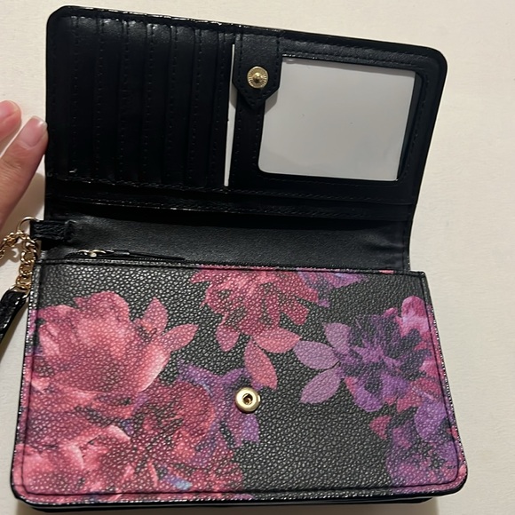 NWOT Victoria’s Secret The Victoria Floral Tech Wristlet - Picture 4 of 7